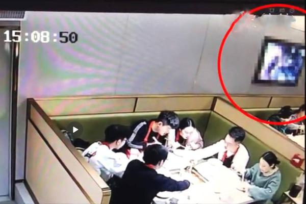 老河口火车站小巷子站着玩的(老河口休闲街)